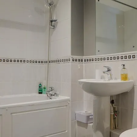 Triumph House - 3-Bed 2-Bath Apartment In Coventry City Centre By Covstays Exterior photo