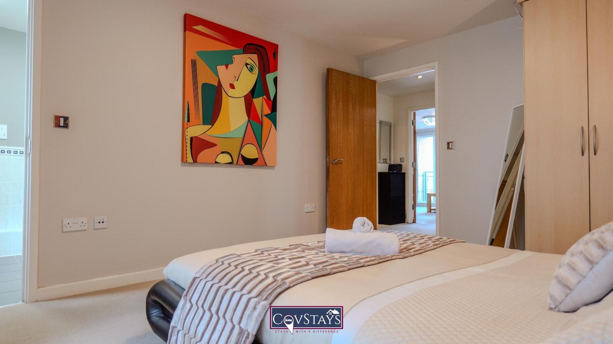 Triumph House - 3-bed 2-bath In Centre By Covstays Apartment *
